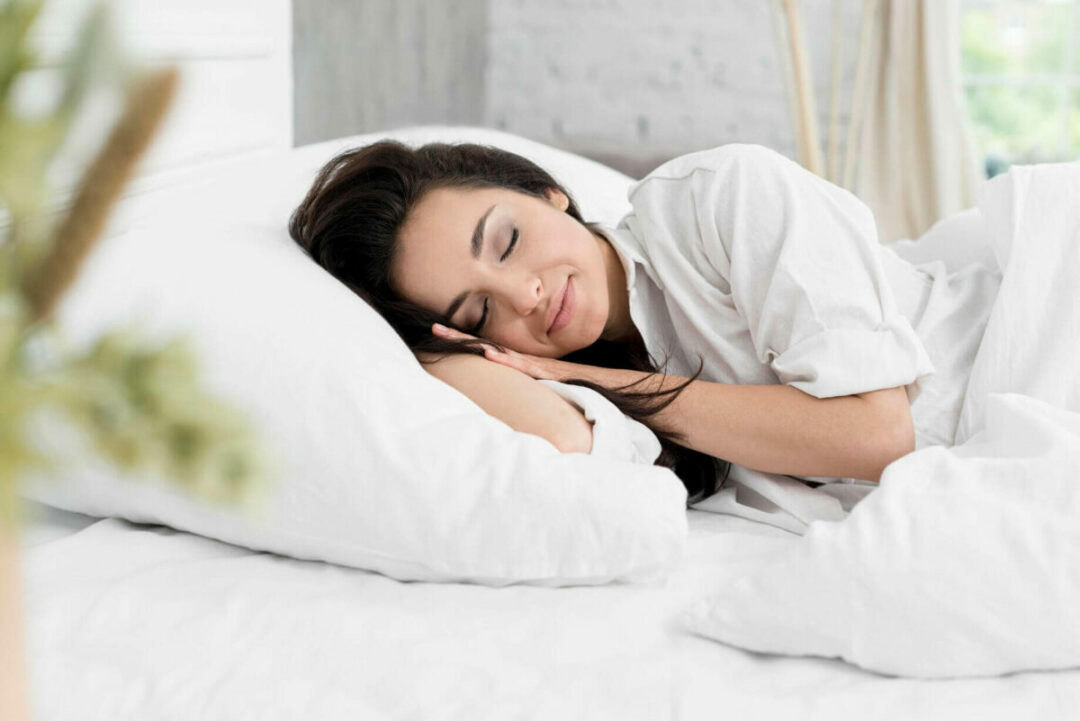 https://www.comfycentre.com/wp-content/uploads/2020/06/benefits-sleeping-with-knee-pillow.jpg